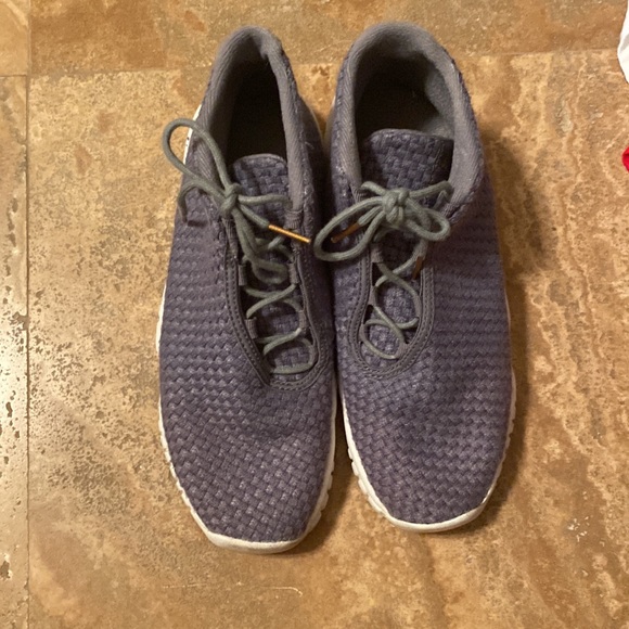 Women’s gray Jordan’s 5 1/2 - Picture 5 of 5